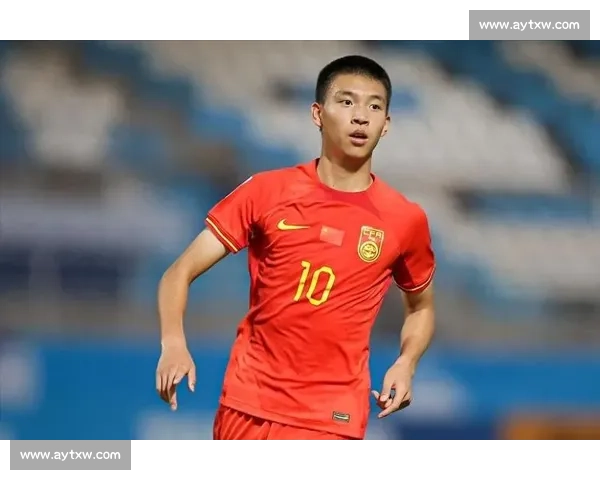 国足主场争议判罚!王钰栋禁区被顶翻 VAR 未介入,裁判拒判点球引热议
