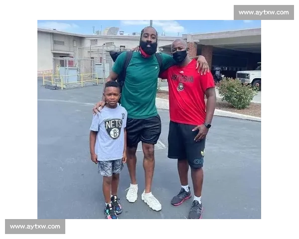 哈登回母校训练显清瘦 亚利桑那州大晒照引热议 哈登回母校训练显清瘦 亚利桑那州大晒照引热议