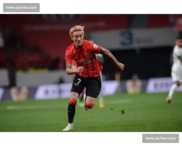 广州队老队长怒批韦世豪：贪得无厌毁球队，球迷区对骂引争议